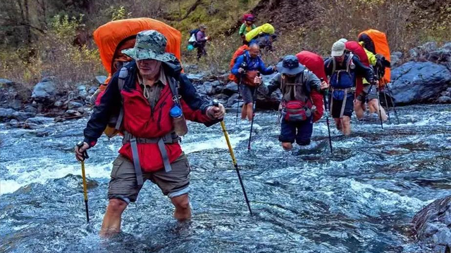 两名驴友徒步狼塔之路，一人被激流卷走，队员不等救援继续前行
