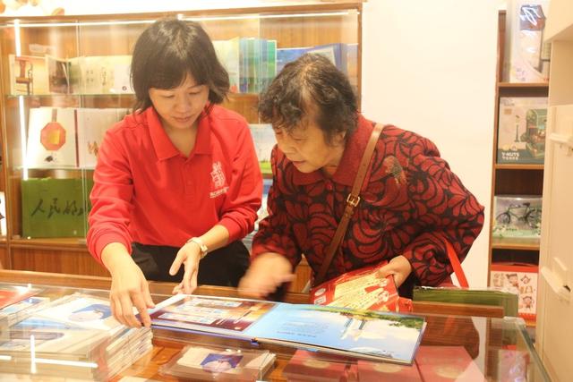 海口骑楼的“宝藏邮局”：寄思念，品咖啡，穿越邮政时光