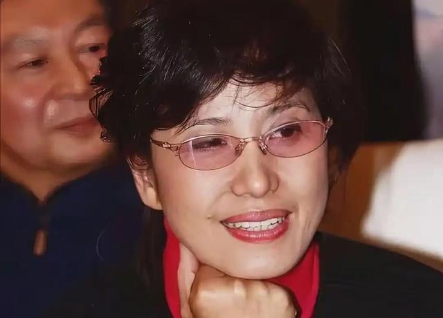 被丁克耽误半生，51岁她拼命生下一儿一女，如今活成女人的羡慕