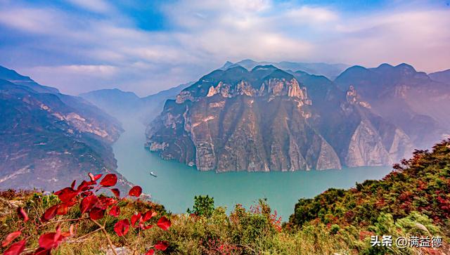 冬日巫山：红叶浸透风骨，江山如画