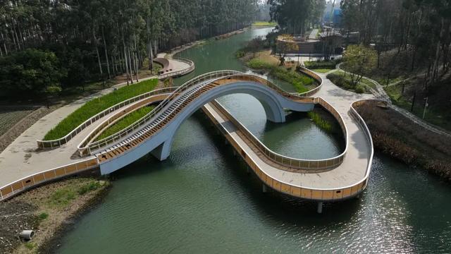 秋假遛娃指南!郫都这些宝藏公园,承包亲子惬意时光