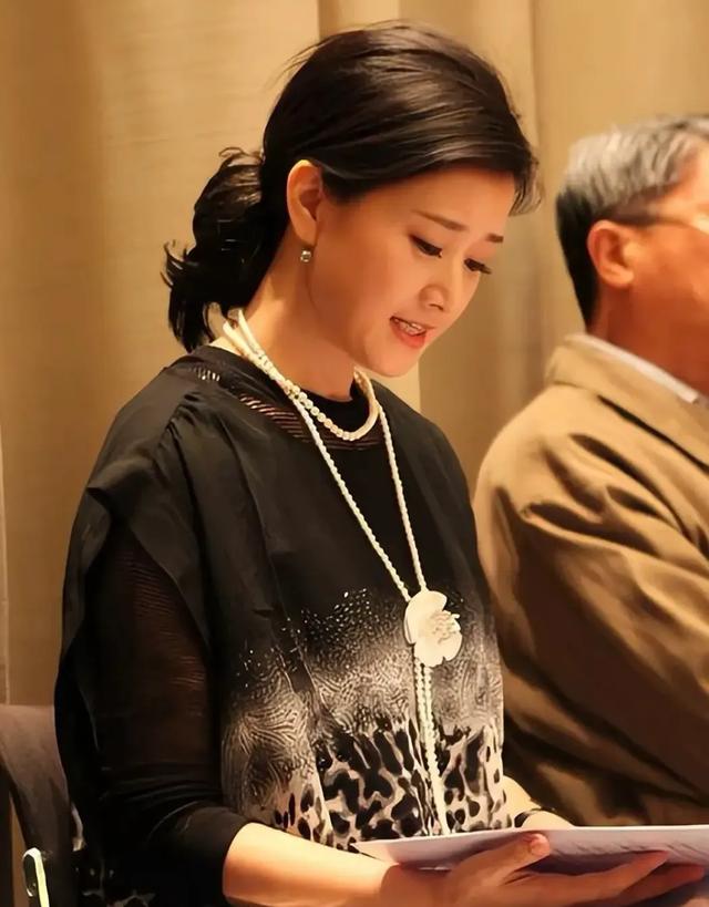 58岁宋祖英近照：穿白色棉麻套装，剪齐肩短发，私人聚会全场焦点
