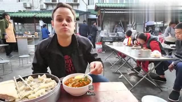 2000万外国人涌入中国，重庆大街被老外占满，他们的目的只有一个