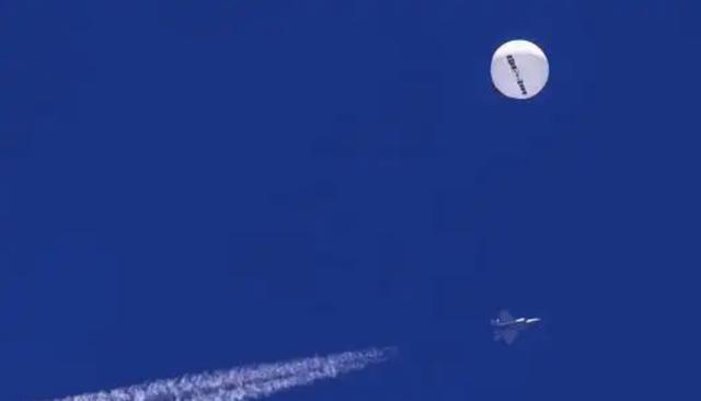 美国空军很“绝望”，中国歼36飞跃2万米高度，F22连影子都够不到