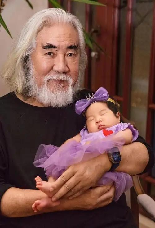 一个贪财一个好色？老夫少妻的“残酷”在74岁的张纪中身上应验了