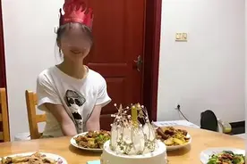 女子帮离世闺蜜照顾女儿14年，给孩子一个温暖的家图片