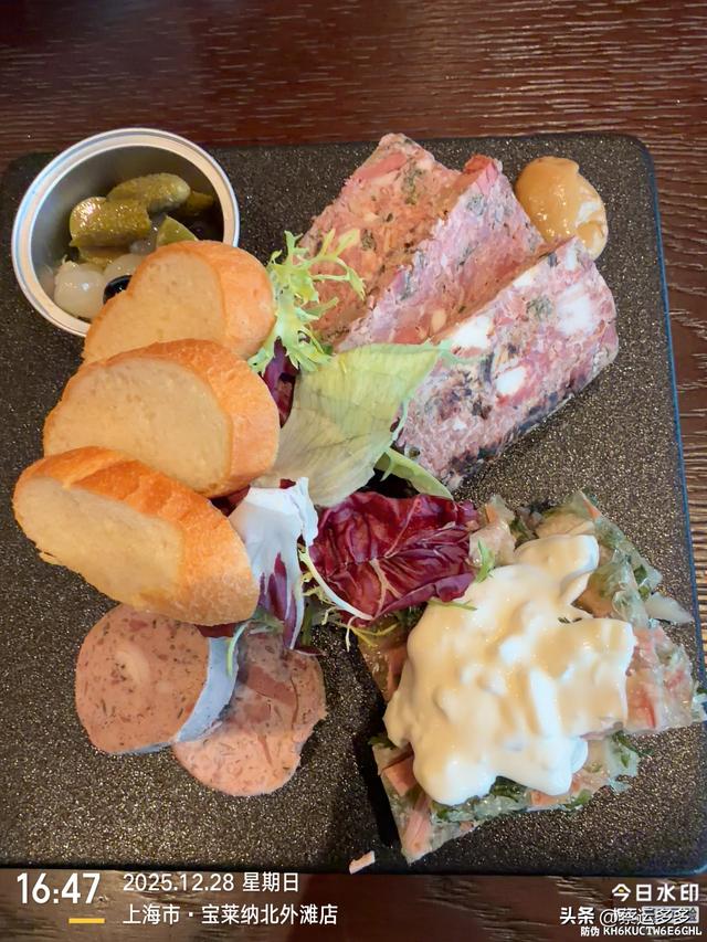 在北外滩，与圣诞和黄浦江撞个满怀