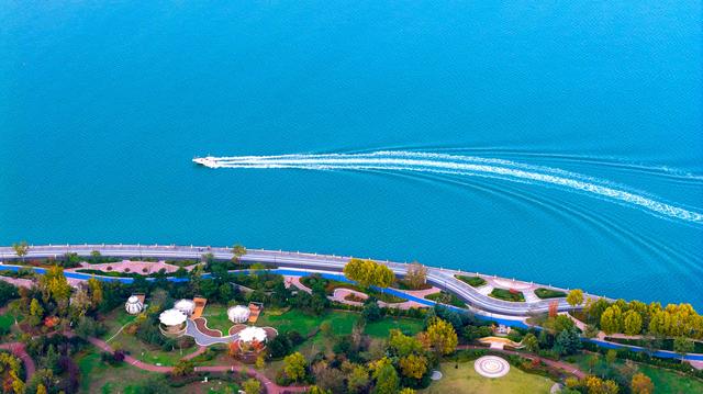 来灵山卫街道赏秋，邂逅星光岛梦幻山海诗画，五彩斑斓美得惊艳