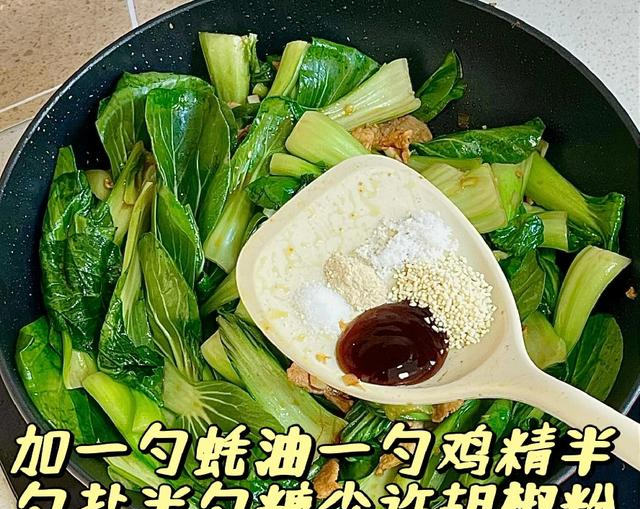 3分钟搞定家常下饭菜！肉片辣椒炒油菜，鲜辣开胃配3碗饭