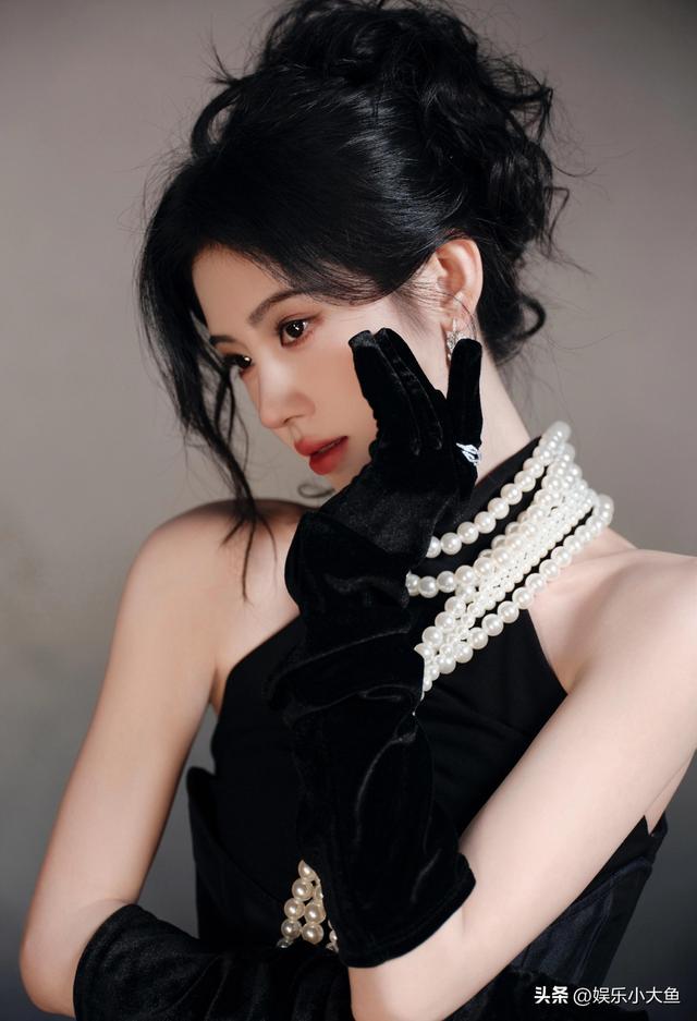 鞠婧祎出席星光大赏活动，黑色露肩长裙配珍珠项链，腰肢纤细好美