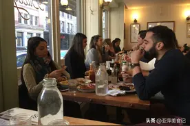 美国男子北京旅游，吃美食喝茅台，买单时暴怒：我们没这么好欺负图片