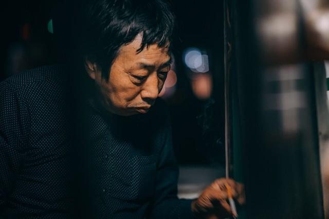 我在大学当保安，有个女学生总翻墙晚归，每次都被我抓到