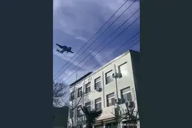 海军送惊喜，空警600超低空亮相，歼35“野兽模式”对标F35图片