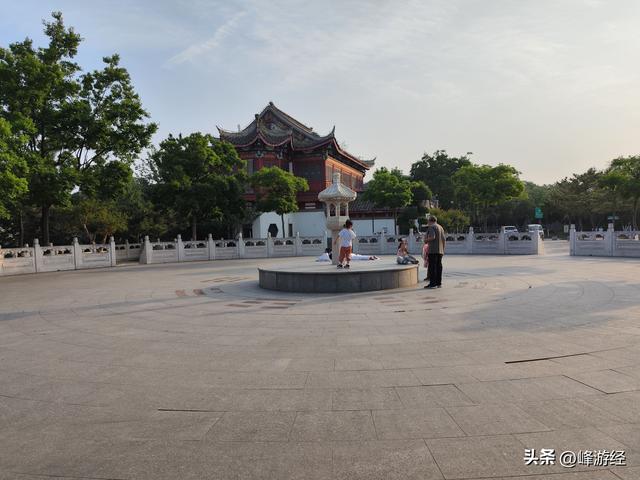 落日余晖下的毓璜顶一片金黄，毓璜和玉皇傻傻分不清