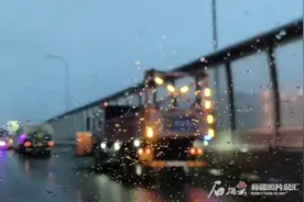 乌鲁木齐市7条城市快速路全线以除水作业为主 湿滑路段已布撒防滑物资图片