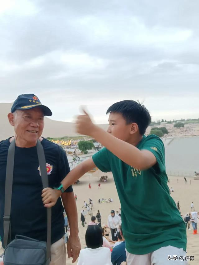 张传禄:游鸣沙山月牙泉