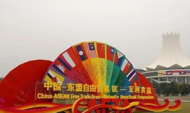 特朗普前脚刚走，中方与东盟代表签字盖章，白宫又要传出咆哮声了