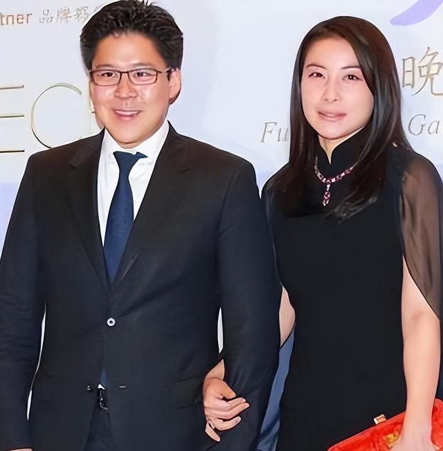 三连升！霍启刚官宣喜讯，新身份给郭晶晶长脸，让李嘉诚不敢吭声