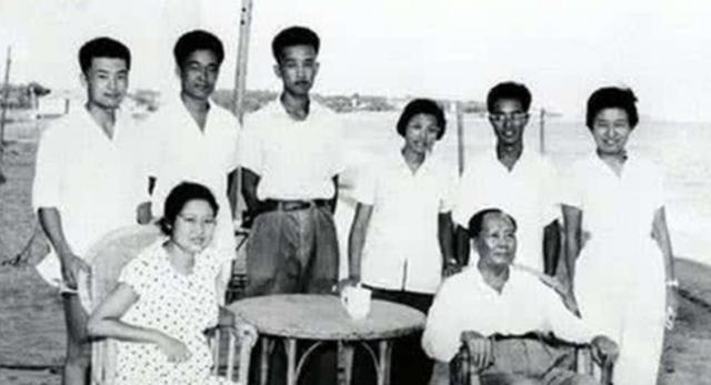 贺怡力劝毛主席和贺子珍恢复关系，毛主席对曾志说：她太不懂事了