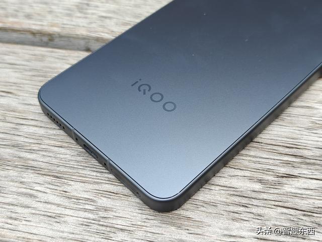 2K屏同档高配！ 双芯iQOO Neo11电竞手机初体验