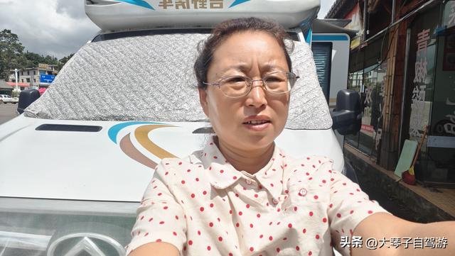 自驾路上的“假夫妻”：他扛行李她买水，背后藏着千万老人的孤独