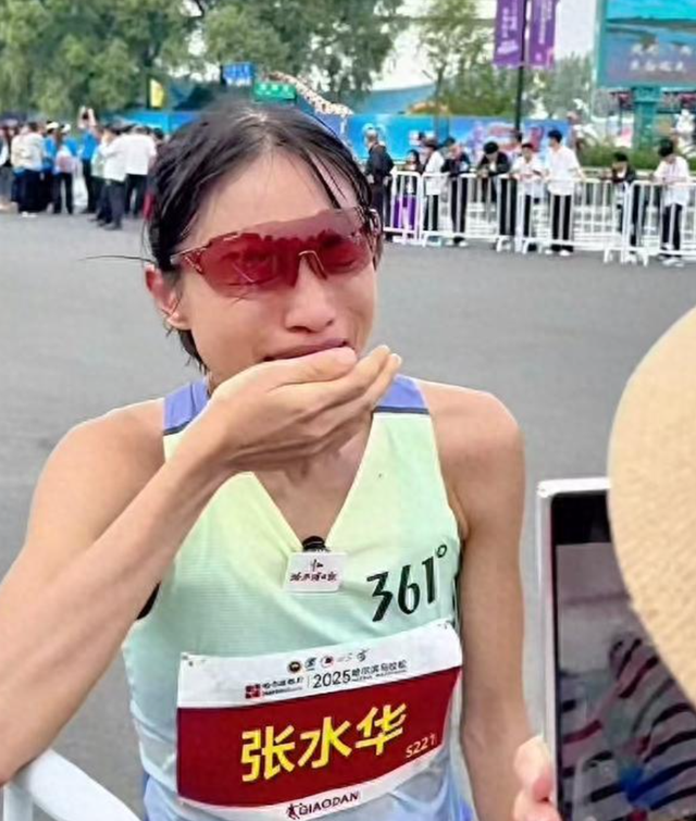 违规风波还没结束，辞退传闻再起，但最快女护士身上始终有件对事