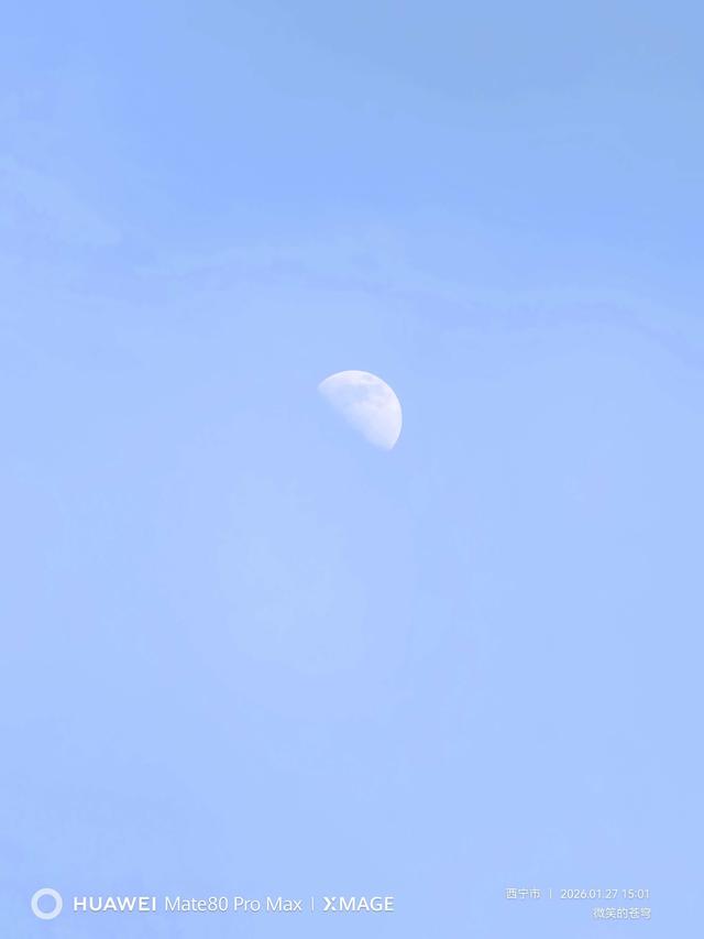 河里的冰随水流，冬天的冷还是浅了点……