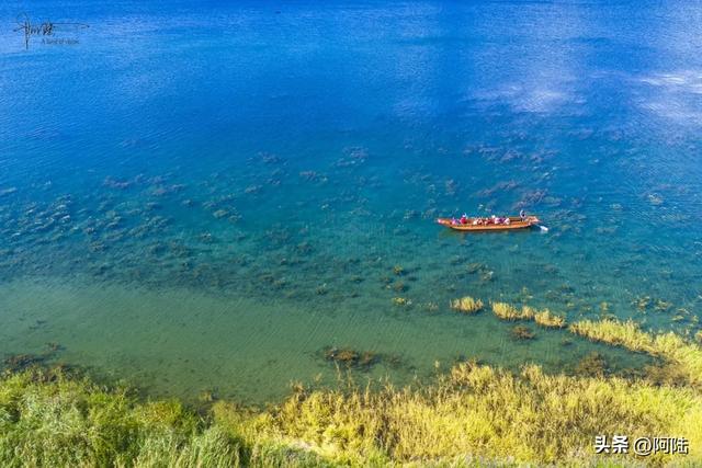 普洛码头的位置比较隐秘,却是泸沽湖的“花海C位”,风景美如画