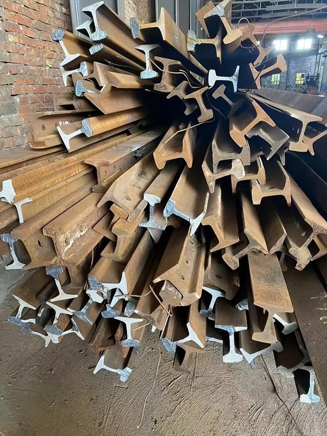 为何我国的火车轨道，宁愿使用生锈的铁，也不用不锈钢来建造？