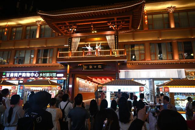 甘肃敦煌：“烟火气”升腾 “夜经济”火热