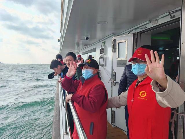 青岛市社会福利院老人：游船之上度重阳