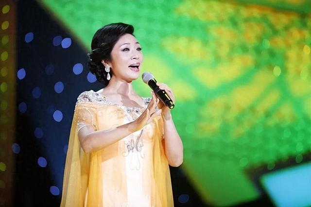 上14次春晚，红遍全国拒嫁富豪，60岁至今未婚,却活成这般模样！