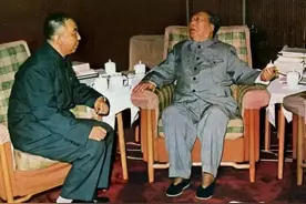 你办事我放心的原版照片就是这张，那时候毛主席，已经不能坐直了图片