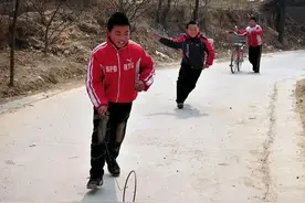 以前学生体质好，不是因为体育课多，而是因为，到处是体育！图片