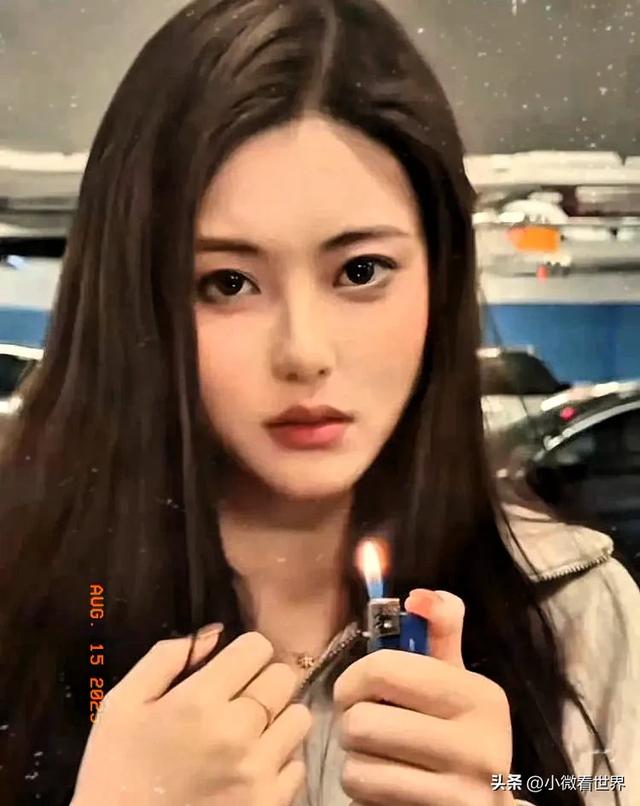 文章与好友聚餐，身边女友人抢镜北京豪宅里面唱K，喝的有点微醺