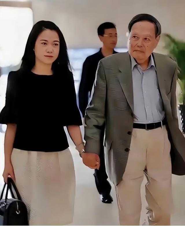 杨振宁家庭情况曝光：3个儿女无人继承物理学，与翁帆关系也很好