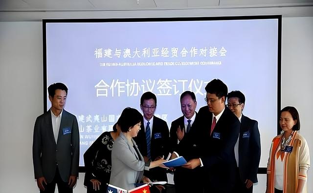 全面反华？卡尼正式通知中国：加征25％关税，中企必须卷铺盖走人