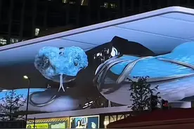 成都春熙路3D蛇过于逼真引发争议图片