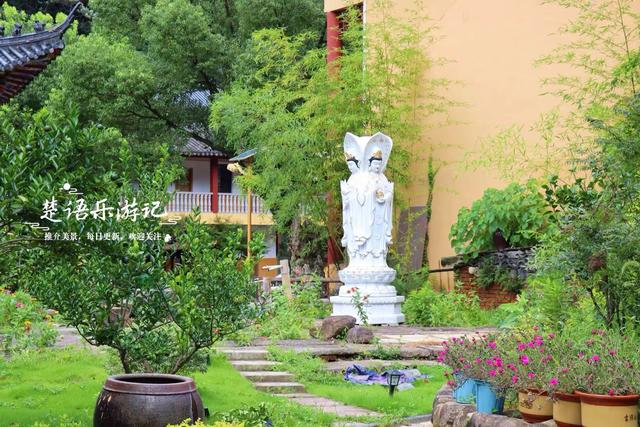 浙江宁波这个古村藏于山谷，千年古寺与清溪相对而居，幽静古朴