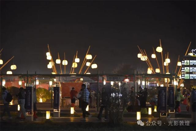 甘肃敦煌迎来国庆节中秋节双节旅游高峰