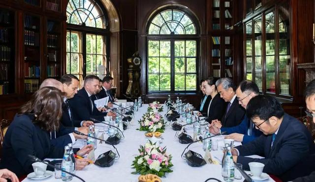 中方外长亲自出马，波兰终于松口：可以放行中欧班列，但有个条件