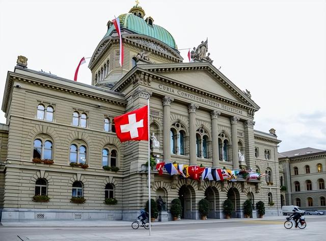 历史开了个玩笑，先倒下的不是乌克兰，而是百年中立的瑞士？