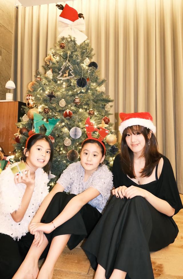 贾静雯一家过圣诞，梧桐妹穿低胸裙身材傲人，咘咘和波妞越来越像
