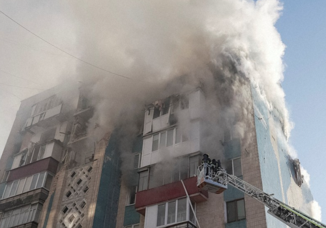 乌克兰全域遭空袭！476架无人机同步攻击，居民楼被炸致26死！