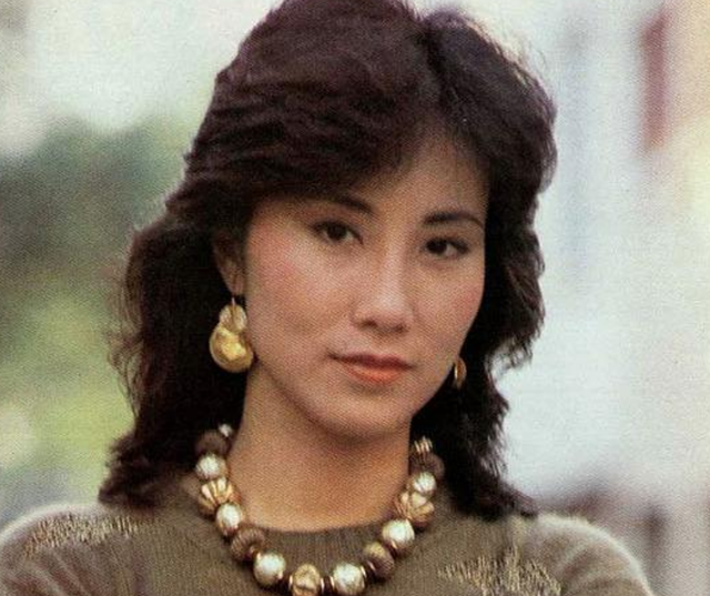 78岁连路都走不稳还开演唱会，全网骂声一片，她却扬言回馈粉丝