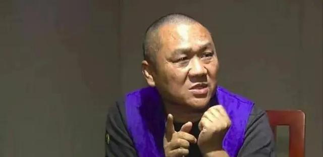 他逃亡16年，靠赃款娶4个漂亮老婆生12个娃，被捕时身家有几个亿