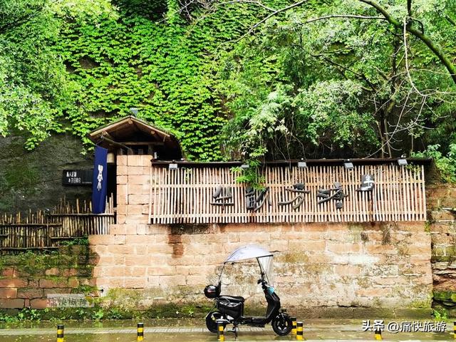 雨中漫步乐山城