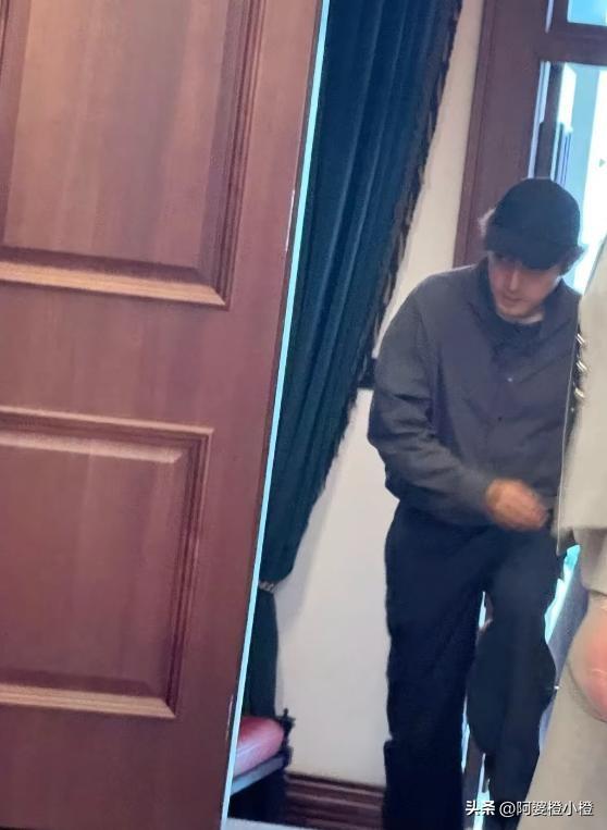 胡歌上海买房被偶遇，头顶秃了一大片，老婆黄曦宁陪同，长相普通