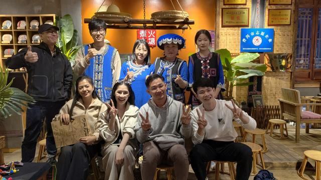 【坐上火车去云南】中外博主走进普洱，在茶咖香里邂逅“有一种叫云南的生活”