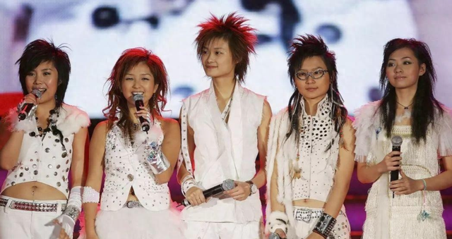 39岁何洁演唱会状态曝光	，肚子三层肉腋下勒出副乳，养4娃显疲惫